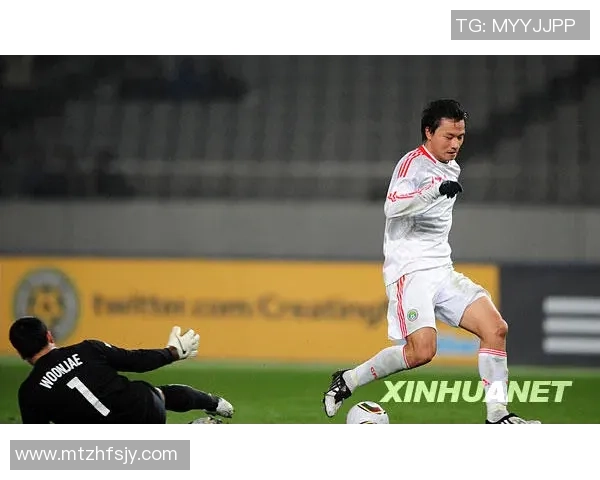 足球明星因伤离场瞬间生动记录 展现竞技场上痛与坚持的真实面貌